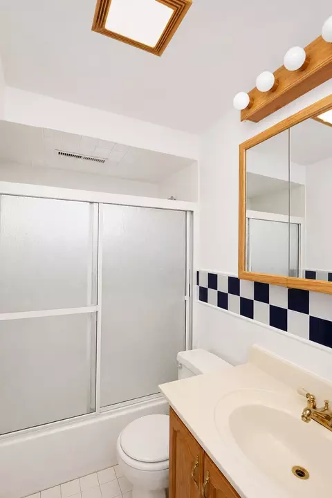 Bath - 1751 Taft Ave, Rolling Meadows, IL 60008 photo 4 of 6