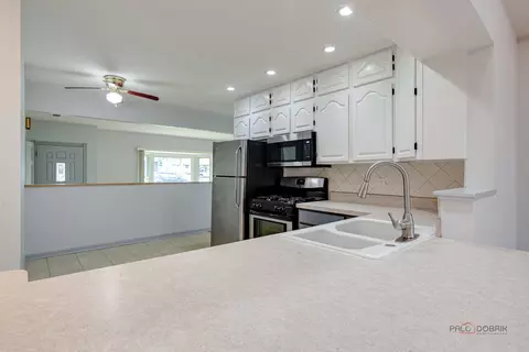 Kitchen - 2508 Highland Dr, Lindenhurst, IL 60046 photo 4 of 6