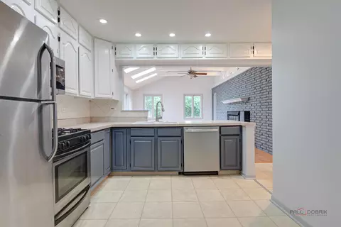 Kitchen - 2508 Highland Dr, Lindenhurst, IL 60046 photo 3 of 6