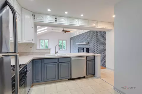 Kitchen - 2508 Highland Dr, Lindenhurst, IL 60046 photo 5 of 6