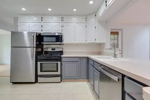 Kitchen - 2508 Highland Dr, Lindenhurst, IL 60046 photo 1 of 6