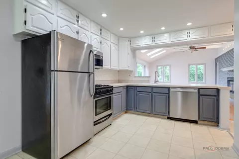 Kitchen - 2508 Highland Dr, Lindenhurst, IL 60046 photo 2 of 6