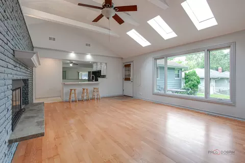 Living - 2508 Highland Dr, Lindenhurst, IL 60046 photo 5 of 9