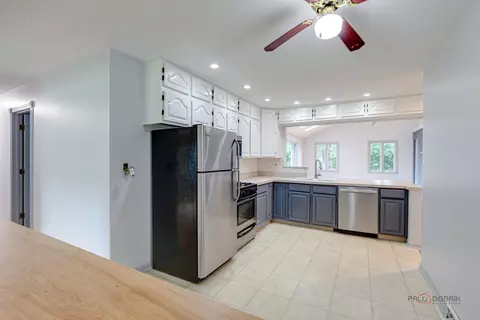 Kitchen - 2508 Highland Dr, Lindenhurst, IL 60046 photo 6 of 6