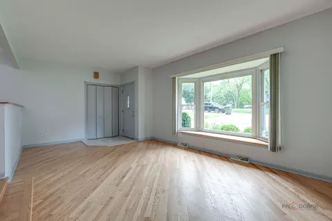 Living - 2508 Highland Dr, Lindenhurst, IL 60046 photo 2 of 9