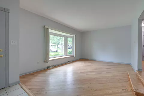 Living - 2508 Highland Dr, Lindenhurst, IL 60046 photo 4 of 9