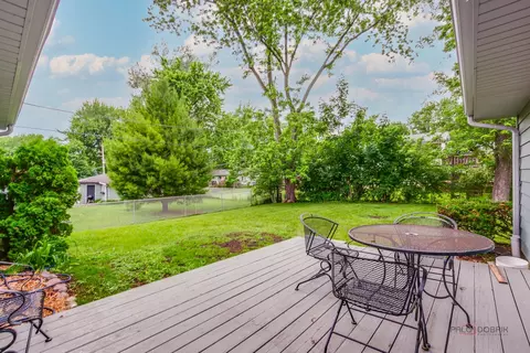 Exterior - 2508 Highland Dr, Lindenhurst, IL 60046 photo 4 of 10