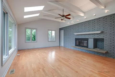 Living - 2508 Highland Dr, Lindenhurst, IL 60046 photo 6 of 9