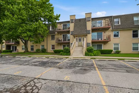 814 N River Rd #3B, Mount Prospect, IL 60056