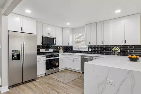 Kitchen - 15631 End Ave, Dolton, IL 60419 photo 4 of 4