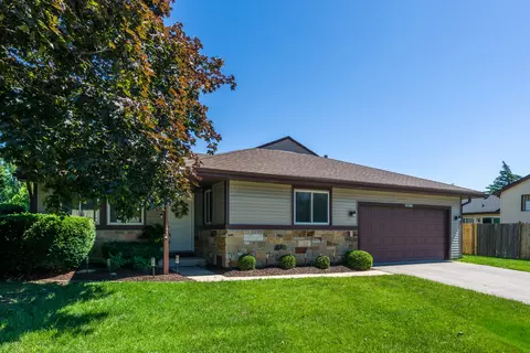 30 W253 Bedford Ln, Warrenville, IL 60555