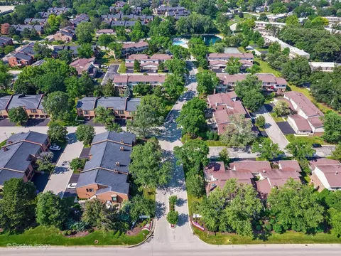 19 W182 Ginny Ln E #182, Oak Brook, IL 60523