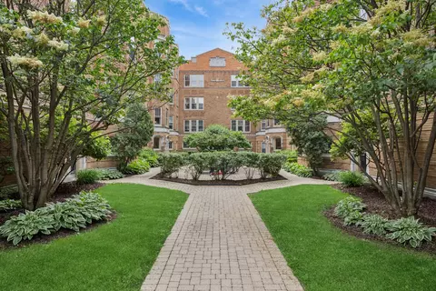 619 Washington Blvd #2E, Oak Park, IL 60302