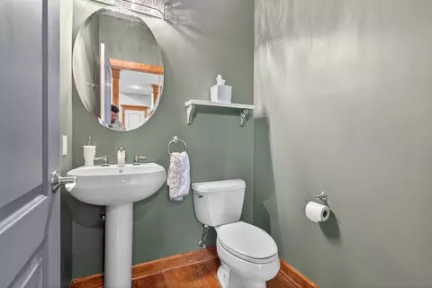 Bath - 3483 Comstock Ave, Dekalb, IL 60115 photo 3 of 8