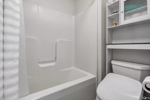 Bath - 3483 Comstock Ave, Dekalb, IL 60115 photo 5 of 8