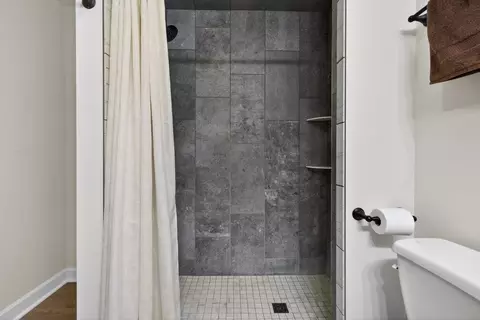 Bath - 3483 Comstock Ave, Dekalb, IL 60115 photo 7 of 8