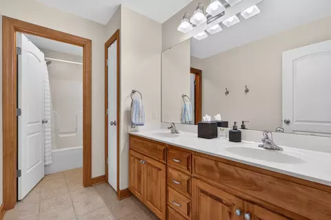 Bath - 3483 Comstock Ave, Dekalb, IL 60115 photo 4 of 8