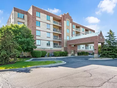 175 W Brush Hill Rd #104, Elmhurst, IL 60126