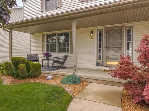 Exterior - 1014 Sawgrass Dr, Normal, IL 61761 photo 6 of 10