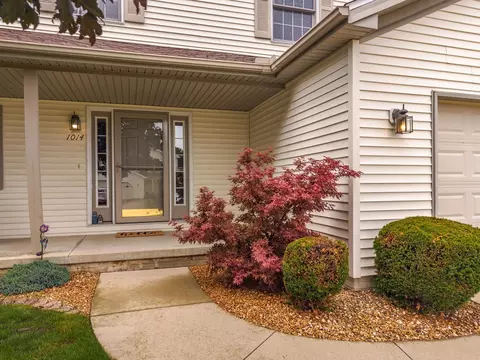 Exterior - 1014 Sawgrass Dr, Normal, IL 61761 photo 4 of 10