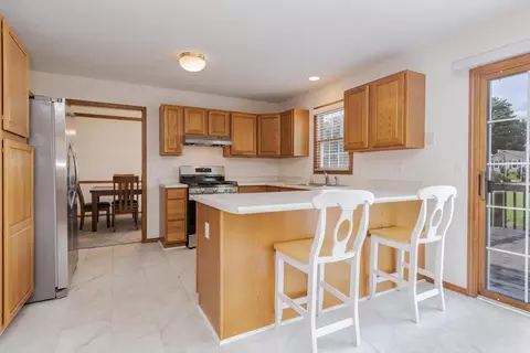 Kitchen - 1014 Sawgrass Dr, Normal, IL 61761 photo 5 of 6
