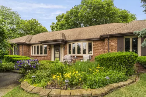 415 N Shepherd Hill Ln, Mchenry, IL 60050