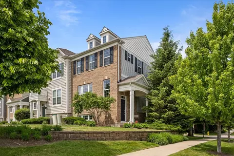 3249 Coral Ln, Glenview, IL 60026