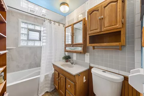 Bath - 4409 Center Ave, Lyons, IL 60534 photo 1 of 2