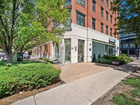 125 N Euclid Ave #204, Oak Park, IL 60301