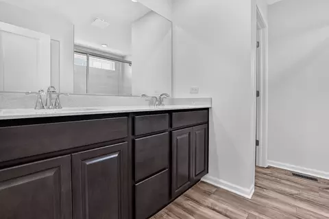Bath - 554 Arye Dr, Elgin, IL 60124 photo 2 of 4