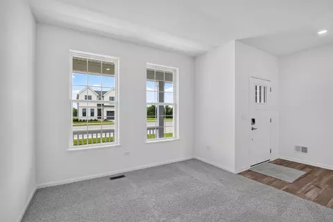 Living - 554 Arye Dr, Elgin, IL 60124 photo 1 of 2