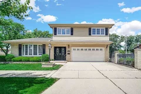 495 E Park Manor Ct, Elmhurst, IL 60126