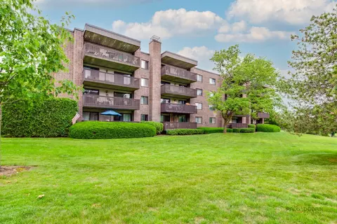 917 Vose Dr #411, Gurnee, IL 60031