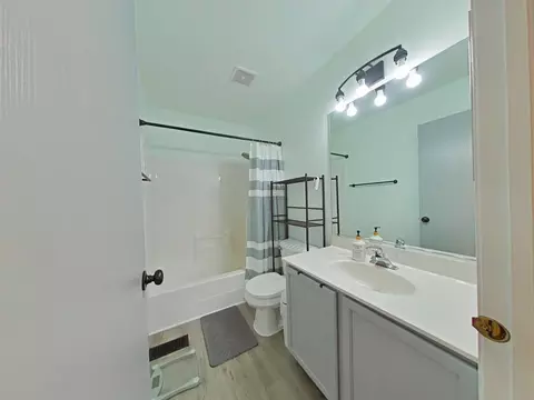 Bath - 1748 Hazelnut Ln, Aurora, IL 60504 photo 3 of 3