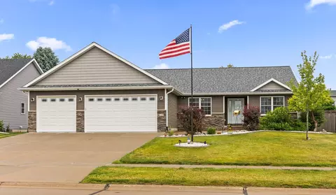 520 Pinehurst Dr, Eldridge, IA 52748