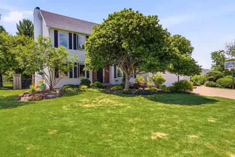 4620 Willowwood Ct, Davenport, IA 52807