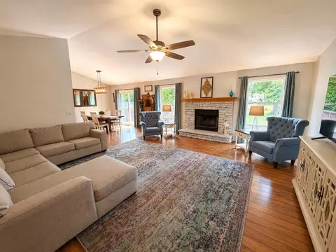 614 Moth St, Pecatonica, IL 61063 photo 5