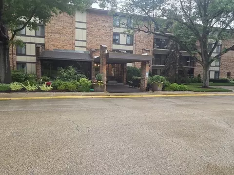301 Lake Hinsdale Dr #108, Willowbrook, IL 60527