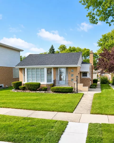 5216 Dobson St, Skokie, IL 60077