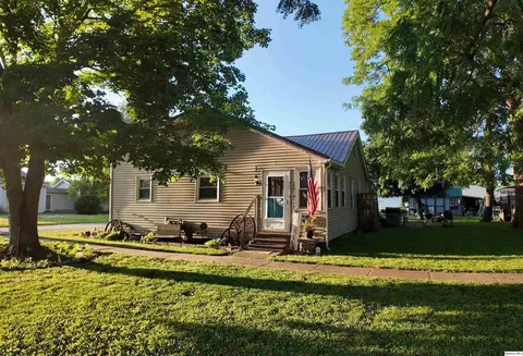 213 W South, Mount Sterling, IL 62353