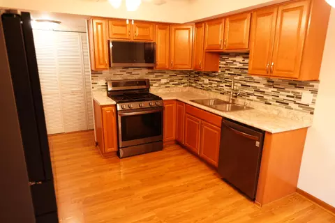 Kitchen - 1943 Hancock Dr, Hoffman Estates, IL 60169 photo 4 of 4