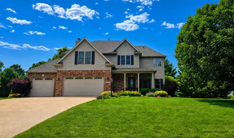 30 Long Grove Dr, Monticello, IL 61856