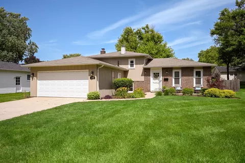 1967 Nottingham Ln, Wheaton, IL 60189 photo 1