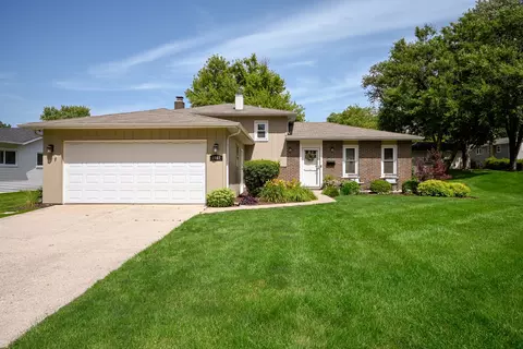1967 Nottingham Ln, Wheaton, IL 60189 photo 2