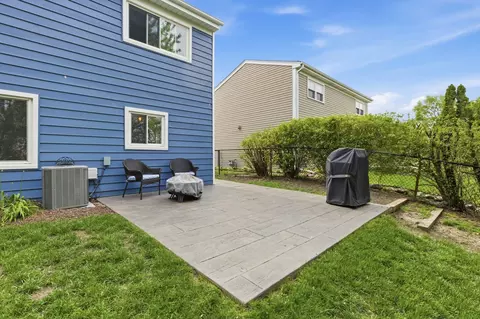 Exterior - 404 Dover Dr, Roselle, IL 60172 photo 4 of 5