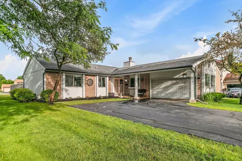 615 Lakeview Ct, Roselle, IL 60172