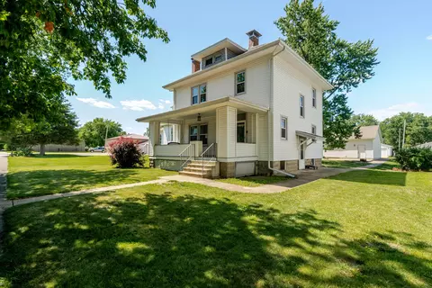 104 E 4th St, Gridley, IL 61744