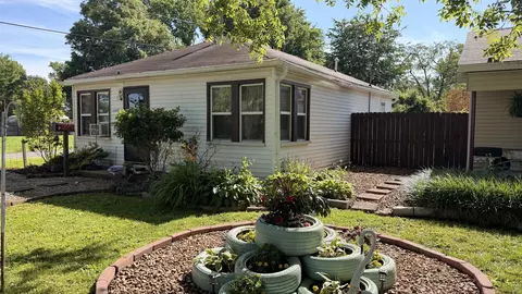 Exterior - 1225 Mckee St, Centralia, IL 62801 photo 5 of 10