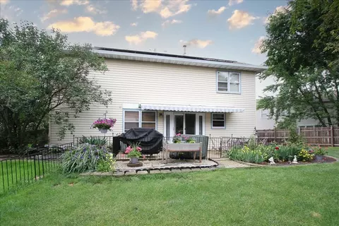 Exterior - 619 Yardley Ln, Hoffman Estates, IL 60192 photo 4 of 4