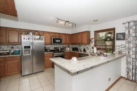 Kitchen - 619 Yardley Ln, Hoffman Estates, IL 60192 photo 1 of 5